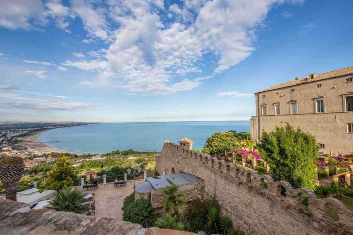 Panorama aereo dell’area costiera di Vasto, con vista sul mare Adriatico e il centro storico sul promontorio, atmosfera luminosa ed estiva