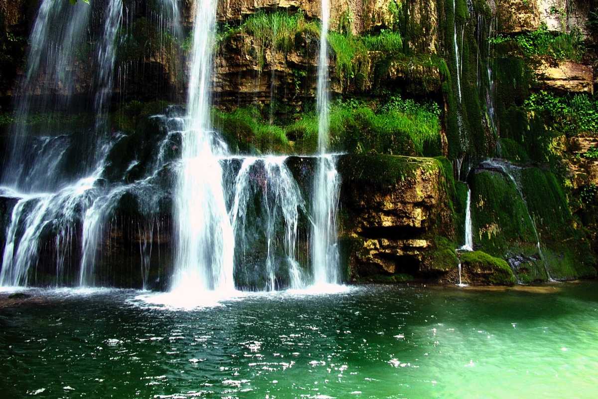 Sentiero nel bosco che conduce alle Cascate del Rio Verde, escursionisti in cammino, vegetazione lussureggiante vicino a Vasto