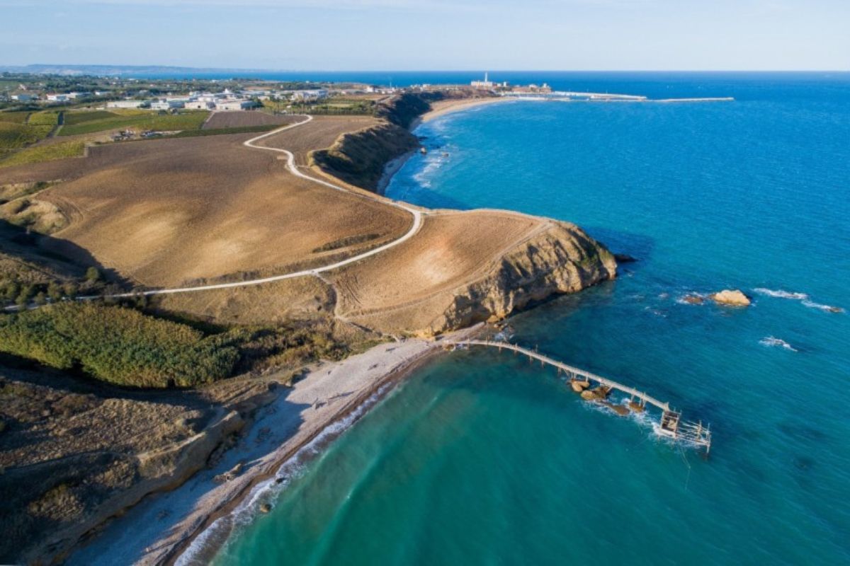 Panoramica aerea delle spiagge di Vasto, mostra sia tratti sabbiosi che calette di ciottoli, mare azzurro e vegetazione