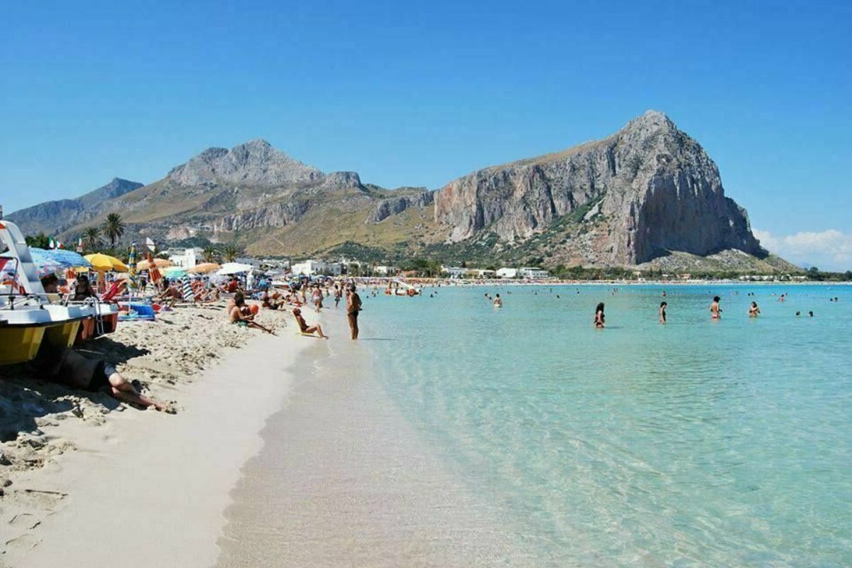 Famiglia che passeggia nei Giardini Napolitani di Palazzo d'Avalos, vista sul mare di Vasto, atmosfera rilassata e verdeggiante