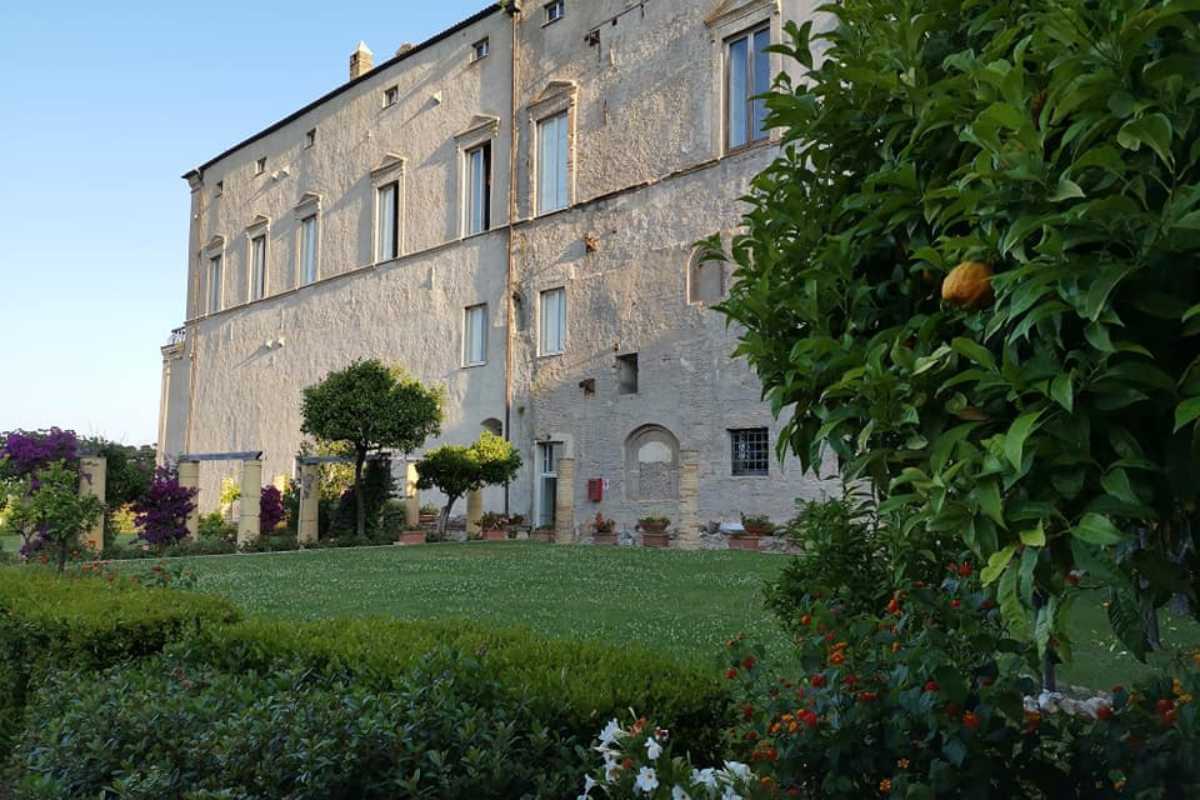 Panorama del centro storico di Vasto con Palazzo d'Avalos e i giardini visti dall'alto, luce dorata del tramonto